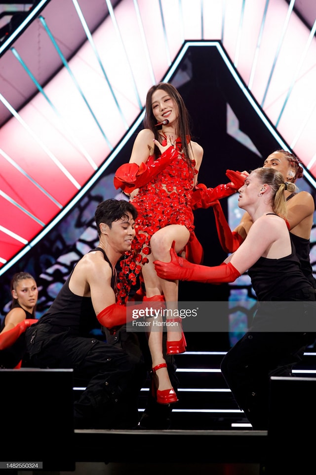 Loạt khoảnh khắc thần th&aacute;nh của BLACKPINK tại Coachella 2023: Jisoo lột x&aacute;c sexy kh&ocirc;ng ngờ, Ros&eacute; t&aacute;i hiện t&oacute;c h&aacute;t so k&egrave; cực gắt với Jennie - Ảnh 6.