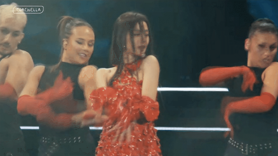 Toàn cảnh BLACKPINK tại Coachella: Live nuốt mic 18 bài hát, loạt sự cố không mong muốn, lập kỷ lục người xem và hơn thế nữa! - Ảnh 11.