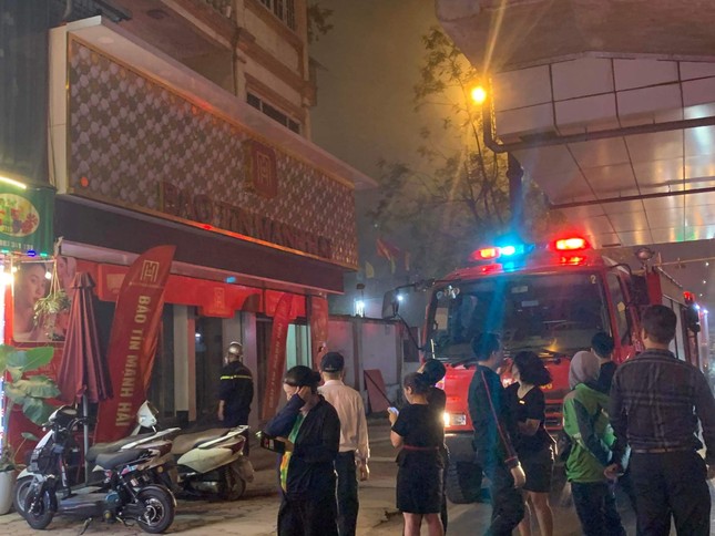 Cháy tại ngôi nhà kinh doanh vàng bạc trên phố Hoàng Cầu - Ảnh 1.
