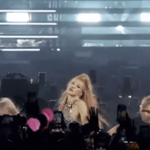 Loạt khoảnh khắc thần th&aacute;nh của BLACKPINK tại Coachella 2023: Jisoo lột x&aacute;c sexy kh&ocirc;ng ngờ, Ros&eacute; t&aacute;i hiện t&oacute;c h&aacute;t so k&egrave; cực gắt với Jennie - Ảnh 17.