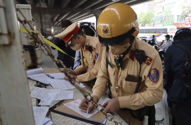 Hà Nội: Chạy xe ngược chiều, nhiều sinh viên quay đầu bỏ chạy khi gặp lực lượng CSGT - Ảnh 4.