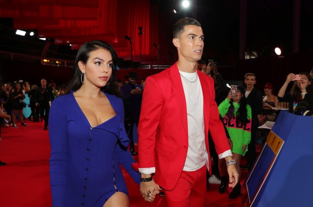 Bồ Ronaldo gặp rắc rối vì lên phim - Ảnh 1.