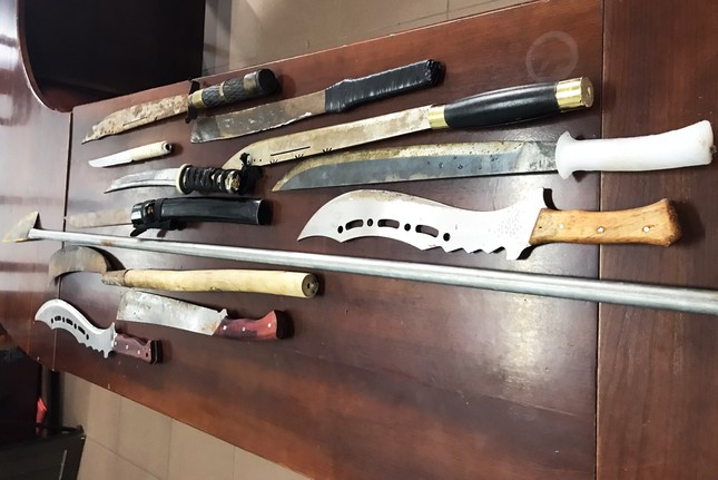 Ngăn chặn vụ đ&aacute;nh ghen bằng đao kiếm của 9 thanh thiếu ni&ecirc;n - Ảnh 1.