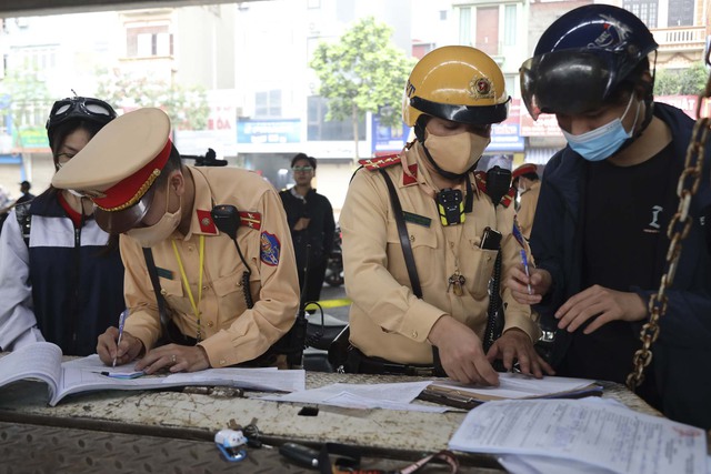 Hà Nội: Chạy xe ngược chiều, nhiều sinh viên quay đầu bỏ chạy khi gặp lực lượng CSGT - Ảnh 7.