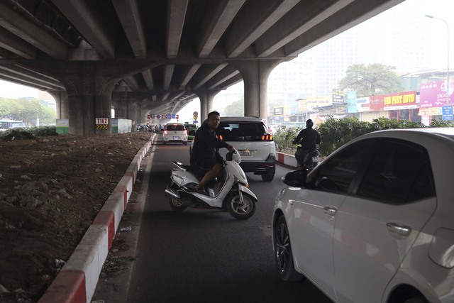 Hà Nội: Chạy xe ngược chiều, nhiều sinh viên quay đầu bỏ chạy khi gặp lực lượng CSGT - Ảnh 6.