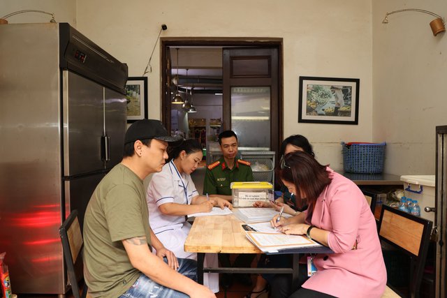 H&agrave; Nội: Tạm đ&igrave;nh chỉ nh&agrave; h&agrave;ng bị tố cho kh&aacute;ch d&ugrave;ng nước lẩu thừa - Ảnh 2.