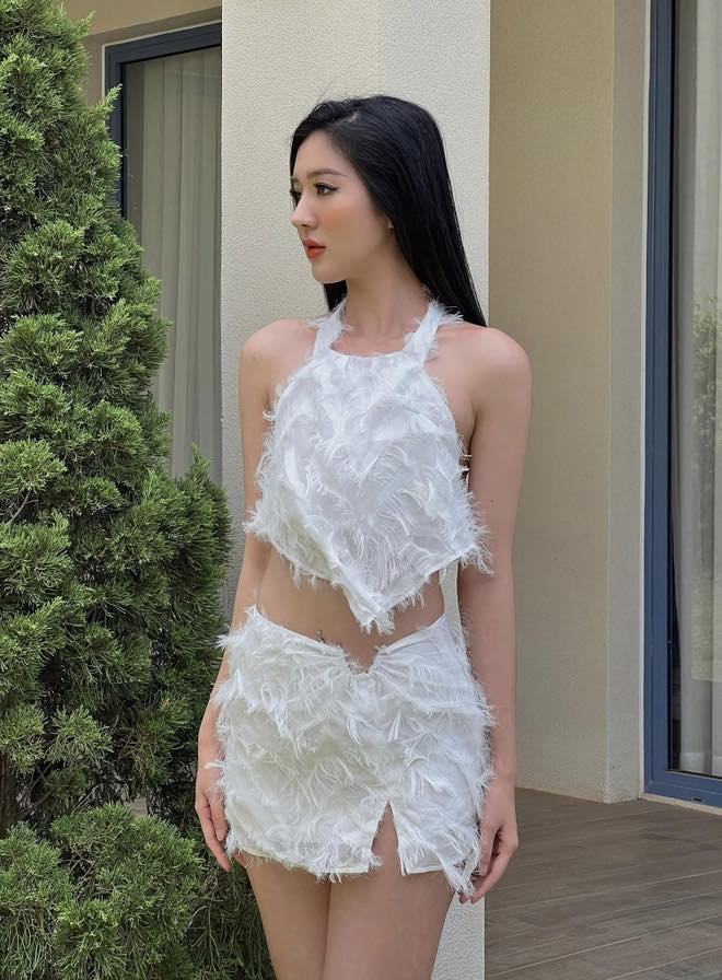 Soi tủ đồ bạn gái sinh năm 2000 của Hồ Quang Hiếu: Diện toàn váy áo bình dân nhưng sành điệu, cool hết sức - Ảnh 8.