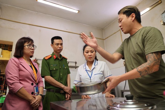 H&agrave; Nội: Tạm đ&igrave;nh chỉ nh&agrave; h&agrave;ng bị tố cho kh&aacute;ch d&ugrave;ng nước lẩu thừa - Ảnh 1.