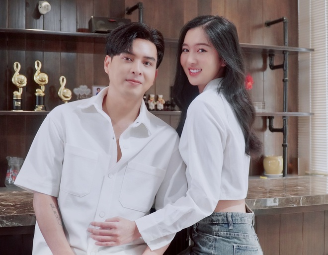 Soi tủ đồ bạn gái sinh năm 2000 của Hồ Quang Hiếu: Diện toàn váy áo bình dân nhưng sành điệu, cool hết sức - Ảnh 1.