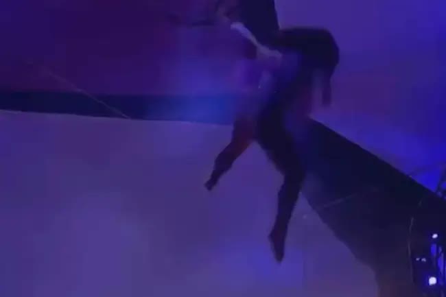 Kinh hoàng khoảnh khắc nữ vũ công Coachella bất ngờ rơi từ độ cao 6 mét xuống đất khi biểu diễn trước hàng ngàn khán giả - Ảnh 2.