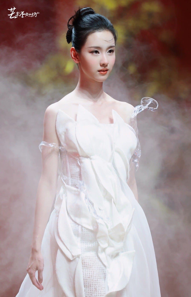 Ác nữ đẹp nhất màn ảnh xứ Trung hiện tại: Đè bẹp nhan sắc Bạch Lộc, giành giải Hoa khôi toàn quốc nhờ 1 tấm ảnh căn cước - Ảnh 8.
