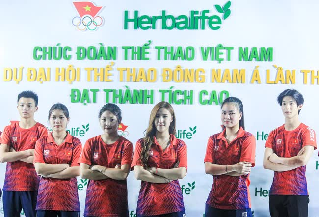 D&agrave;n VĐV điển trai, xinh g&aacute;i trong lễ xuất qu&acirc;n tham dự SEA Games 32, cứ ngỡ c&aacute;c ng&ocirc;i sao showbiz - Ảnh 4.