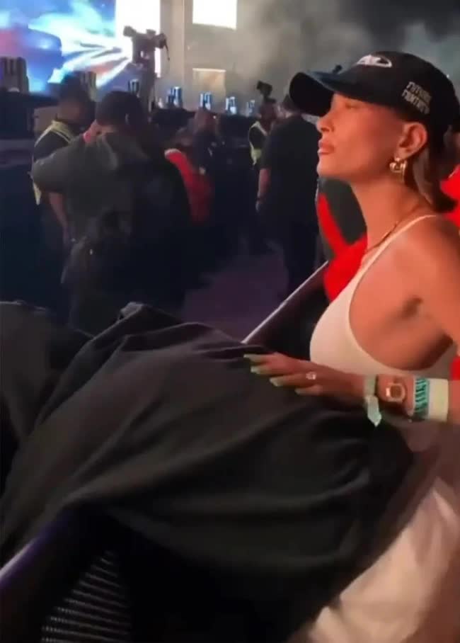 Hailey Baldwin hóa fangirl đặc biệt của BLACKPINK: Quẩy tưng bừng tại Coachella bất chấp Justin Bieber bị ốm - Ảnh 3.