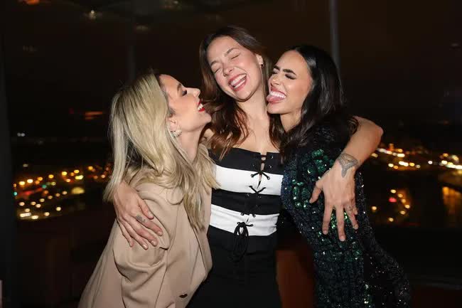 Bất ngờ với mối quan hệ giữa t&igrave;nh cũ của Neymar v&agrave; bạn g&aacute;i mới vừa c&oacute; bầu - Ảnh 2.