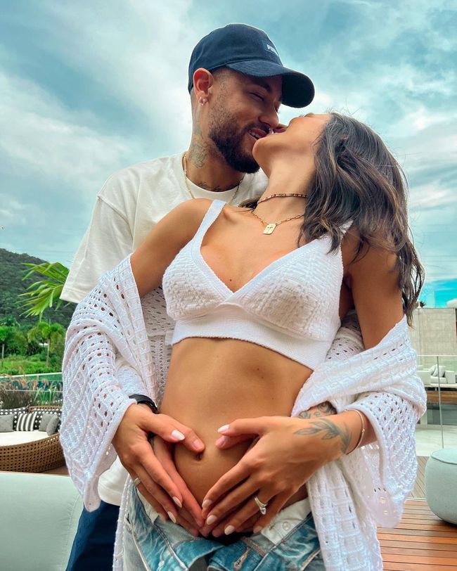 Bất ngờ với mối quan hệ giữa tình cũ của Neymar và bạn gái mới vừa có bầu - Ảnh 1.