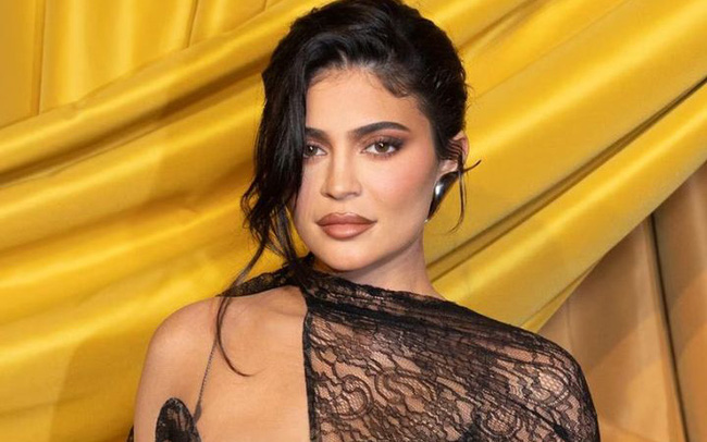 Kylie Jenner phủ nhận phẫu thuật thẩm mỹ toàn bộ khuôn mặt - Ảnh 2.