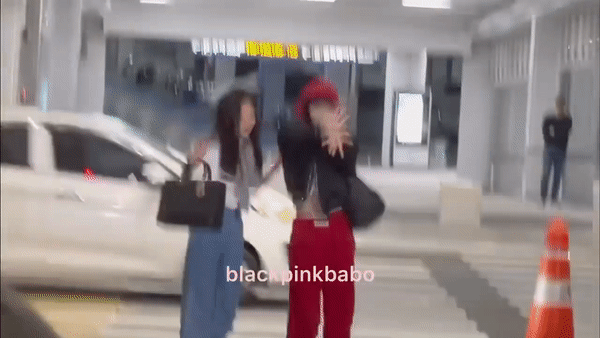 BLACKPINK đại náo sân bay: Jennie nhợt nhạt bất ngờ, Jisoo - Lisa nhảy vũ đạo Flower trước cả rừng ống kính - Ảnh 10.