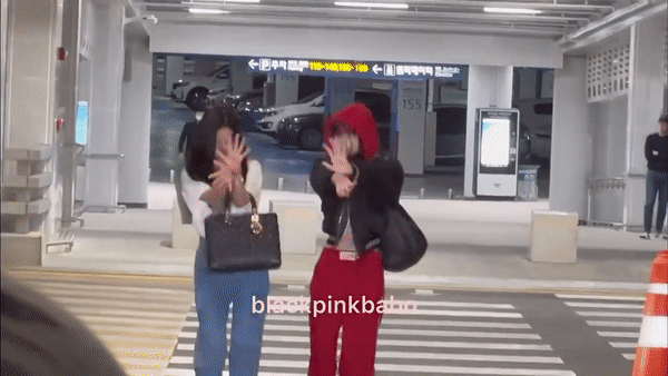 BLACKPINK đại náo sân bay: Jennie nhợt nhạt bất ngờ, Jisoo - Lisa nhảy vũ đạo Flower trước cả rừng ống kính - Ảnh 11.