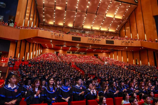 Toàn cảnh lễ trao bằng tốt nghiệp tại ngôi trường được mệnh danh Harvard của Việt Nam - Ảnh 1.
