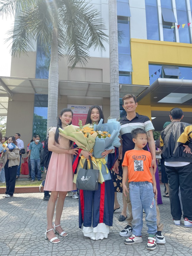 Mẹ mất trong vụ đắm thuyền, anh trai đi làm phụ hồ nuôi em gái ăn học, 7 năm sau được tri ân điều bất ngờ - Ảnh 1.