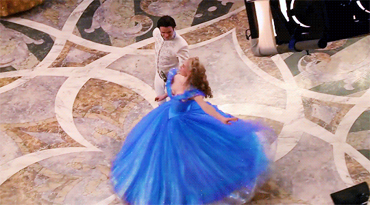 Ít ai biết sau chiếc váy xanh Cinderella lộng lẫy nhất màn ảnh là nỗi đau tưởng như tra tấn - Ảnh 1.