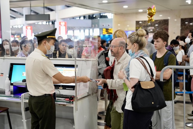 Hành khách đi lại dịp lễ 30/4, 1/5 tăng mạnh - Ảnh 1.
