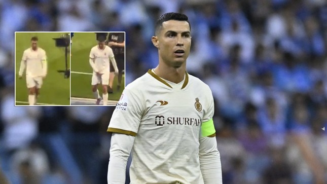 Bị CĐV hô tên Messi chọc tức, Ronaldo đáp trả bằng hành động phản cảm - Ảnh 1.