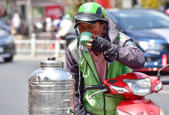 Nắng n&oacute;ng bao tr&ugrave;m ch&acirc;u &Aacute; v&agrave; khuếch t&aacute;n tới Việt Nam - Ảnh 1.