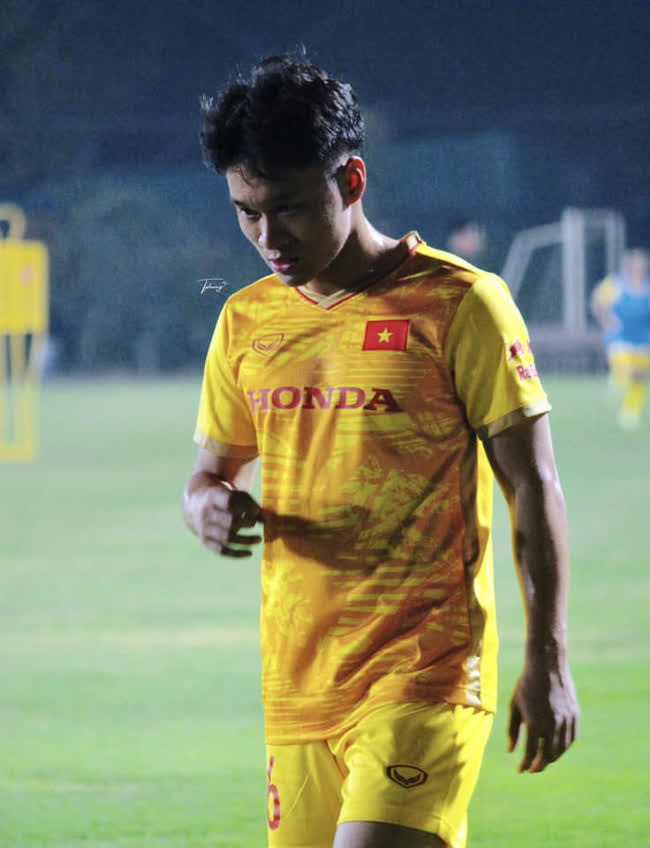 Kh&ocirc;ng c&oacute; H&ugrave;ng Dũng, Ho&agrave;ng Đức, đ&acirc;y l&agrave; những tiền vệ sẽ gi&uacute;p U22 Việt Nam bảo vệ huy chương v&agrave;ng SEA Games 32 - Ảnh 26.