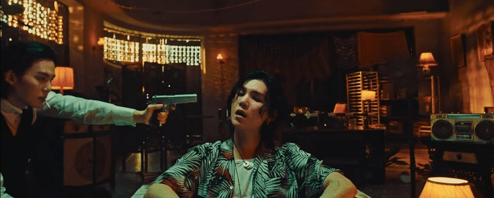 MV solo của Suga (BTS) như một thước phim điện ảnh: H&igrave;nh ảnh gai g&oacute;c, nhạc chất nhưng liệu c&oacute; vượt được sản phẩm trước? - Ảnh 4.