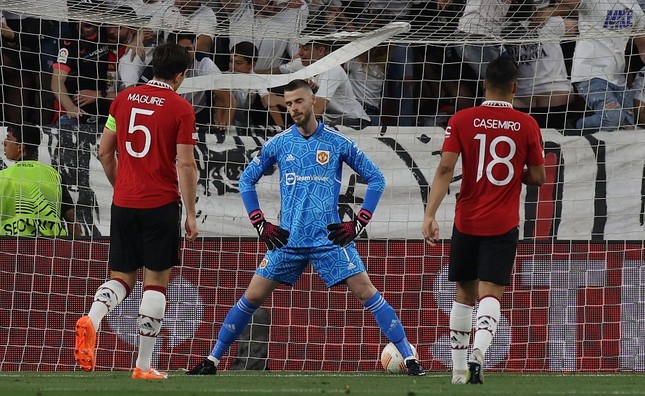 Maguire v&agrave; De Gea khiến MU thảm bại tại tứ kết Europa League - Ảnh 1.