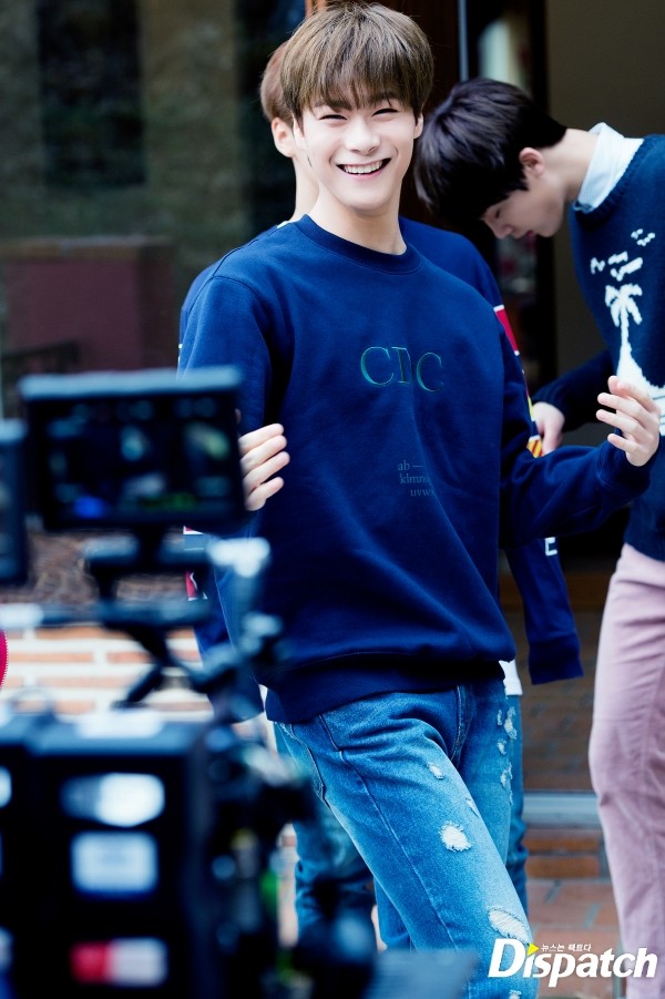 Dispatch c&ocirc;ng bố 30 bức ảnh đ&aacute;ng nhớ với nụ cười đ&atilde; ho&aacute; vĩnh hằng của Moonbin (ASTRO) - Ảnh 5.