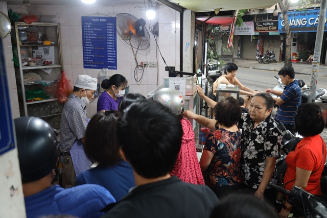Tết Hàn thực, người dân Hà Nội xếp hàng dài từ sáng sớm chờ mua bánh trôi, bánh chay - Ảnh 13.