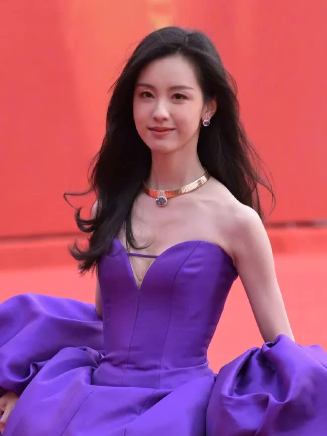 “Ác nữ đẹp nhất màn ảnh Trung” gây lo lắng vì hình dáng gầy gò trên thảm đỏ - Ảnh 5.