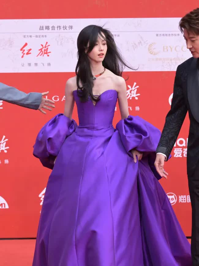 “Ác nữ đẹp nhất màn ảnh Trung” gây lo lắng vì hình dáng gầy gò trên thảm đỏ - Ảnh 6.