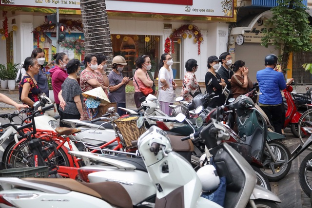Tết Hàn thực, người dân Hà Nội xếp hàng dài từ sáng sớm chờ mua bánh trôi, bánh chay - Ảnh 4.