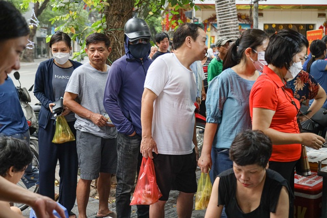 Tết Hàn thực, người dân Hà Nội xếp hàng dài từ sáng sớm chờ mua bánh trôi, bánh chay - Ảnh 3.