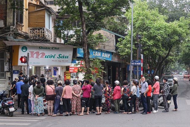 Tết Hàn thực, người dân Hà Nội xếp hàng dài từ sáng sớm chờ mua bánh trôi, bánh chay - Ảnh 2.