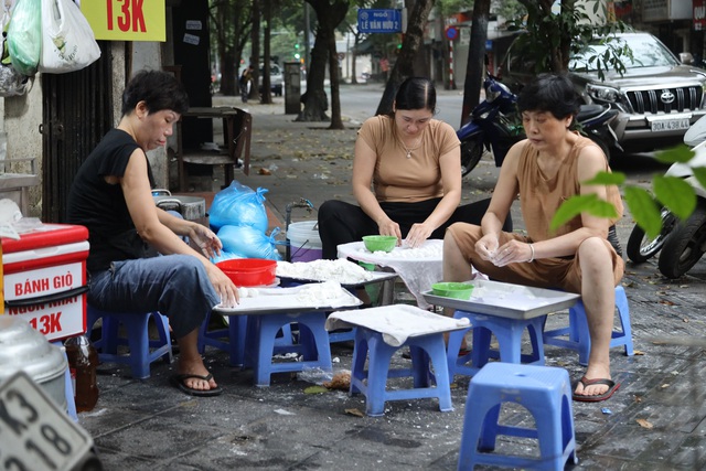 Tết Hàn thực, người dân Hà Nội xếp hàng dài từ sáng sớm chờ mua bánh trôi, bánh chay - Ảnh 10.