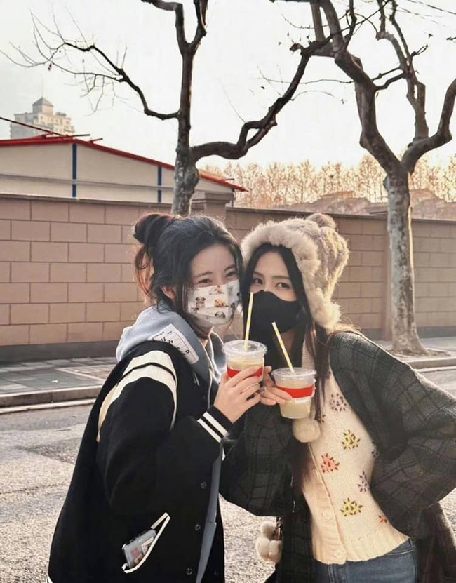Phát sốt với cảnh 2 mỹ nữ đẹp nhất Trường Nguyệt Tẫn Minh ôm ấp thân thiết, fan đẩy thuyền rần rần trên Weibo - Ảnh 4.