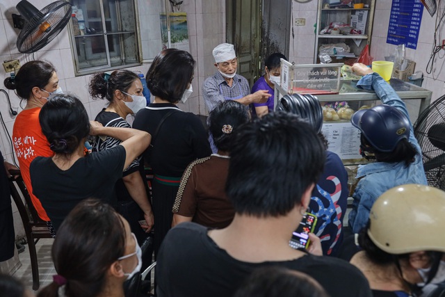 Tết Hàn thực, người dân Hà Nội xếp hàng dài từ sáng sớm chờ mua bánh trôi, bánh chay - Ảnh 8.