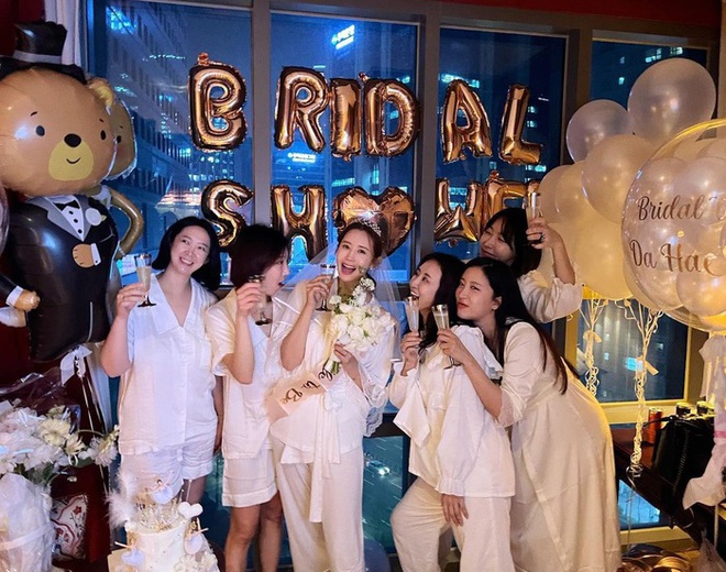 Lee Da Hae g&acirc;y ch&uacute; &yacute; trong loạt ảnh tiệc chia tay đời độc th&acirc;n - Ảnh 6.