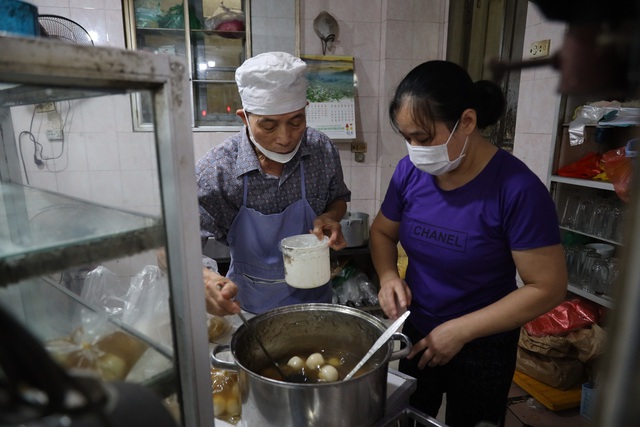 Tết Hàn thực, người dân Hà Nội xếp hàng dài từ sáng sớm chờ mua bánh trôi, bánh chay - Ảnh 7.