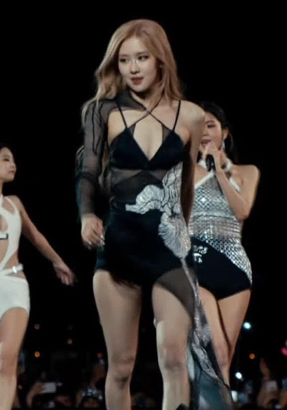 BLACKPINK đốt cháy sân khấu Coachella với diện mạo sexy: Jennie mặc áo cắt khoét lấp ló vòng 1, Rosé khoe trọn thân hình nuột nà - Ảnh 8.