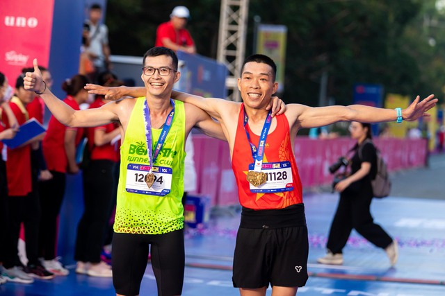 Giải chạy quy tụ loạt runners “chất như nước cất”: Lương Thuỳ Linh, Isaac cùng các nàng hậu nổi bần bật nhưng spotlight lại là dàn “công chúa đường chạy” - Ảnh 12.