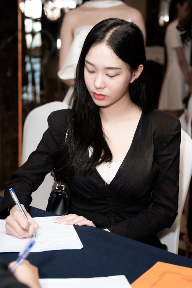 Sơ khảo Miss World Vietnam: C&ocirc; d&acirc;u Phương Anh, Tiểu Vy v&agrave; d&agrave;n mỹ nh&acirc;n đổ bộ, th&iacute; sinh nổi bật bắt đầu lộ diện - Ảnh 14.