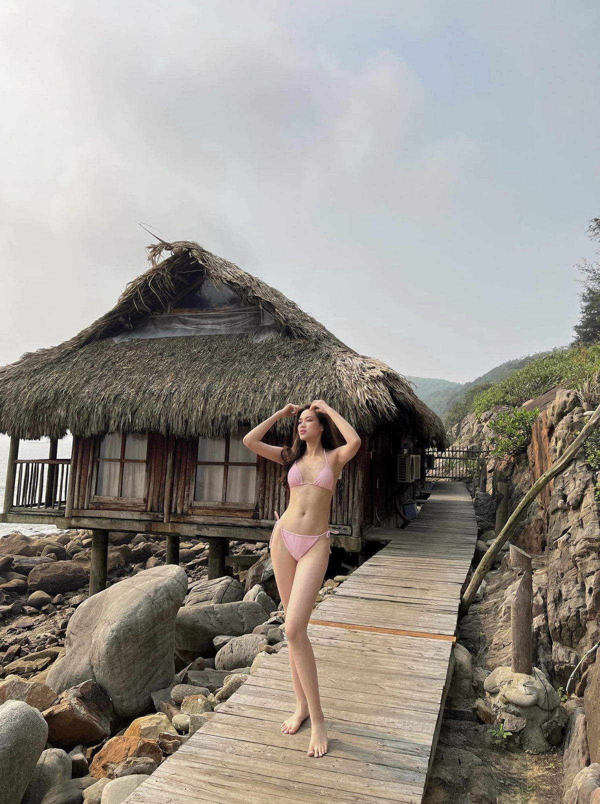 Hoa hậu Đỗ Thị Hà nóng bỏng với bikini hai mảnh trên bãi biển - Ảnh 3.