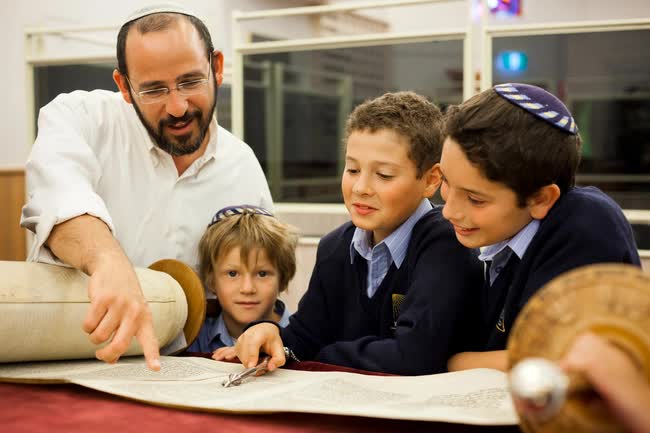 Vì sao người Do Thái chiếm tới 11,6% tỷ phú trên thế giới? Nguyên nhân đến từ 8 cách giáo dục thông minh, cha mẹ nào cũng nên tham khảo - Ảnh 1.