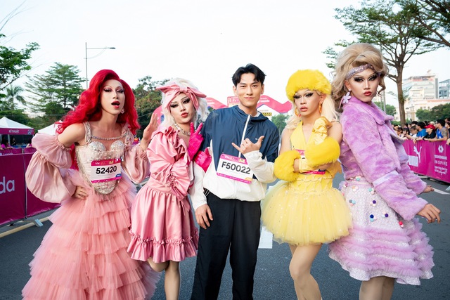 Giải chạy quy tụ loạt runners “chất như nước cất”: Lương Thuỳ Linh, Isaac cùng các nàng hậu nổi bần bật nhưng spotlight lại là dàn “công chúa đường chạy” - Ảnh 9.