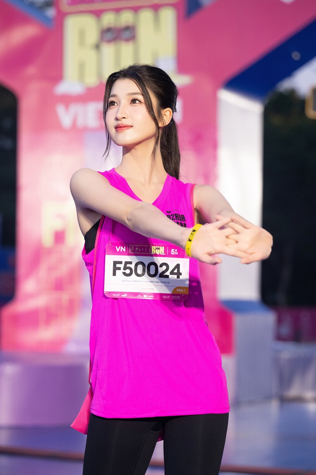 Giải chạy quy tụ loạt runners “chất như nước cất”: Lương Thuỳ Linh, Isaac cùng các nàng hậu nổi bần bật nhưng spotlight lại là dàn “công chúa đường chạy” - Ảnh 7.
